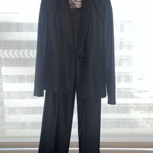 Tahari Arthur Levine women’s gorgeous cuffed pant suit. Like new, worn 3 times.